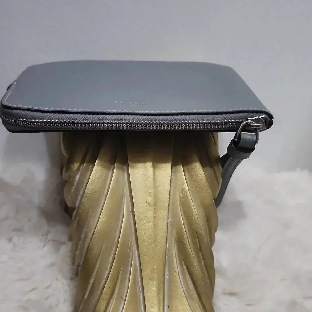 Coach corner zip